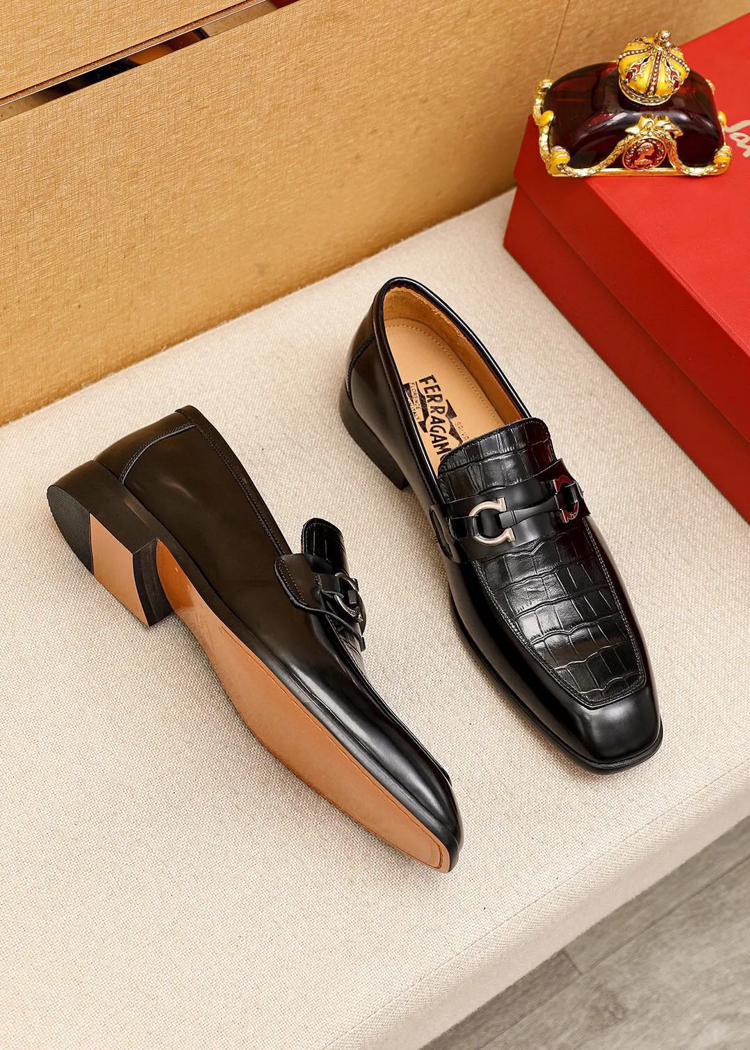 Men's shoes 💰442 💐 Product trademark: Ferragamo "Ferragamo" casual leather shoes Regular size: 38-44 (45.46🉑️customized) Product materials: Selected imported first-layer calfskin embossed upper + original hardware buckle, imported water-dyed cow leather lining. Strong three-dimensional visual effect, combined outsole Color: 1⃣️color optional